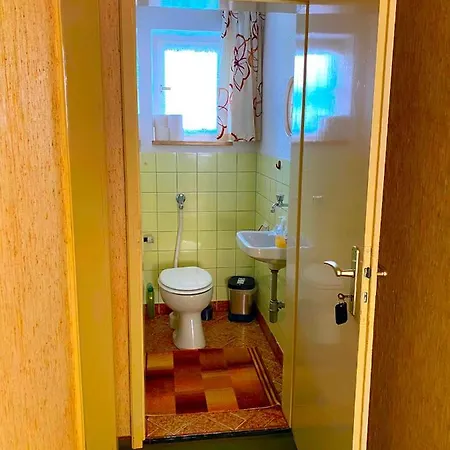 - - Einfache Monteursunterkunft *