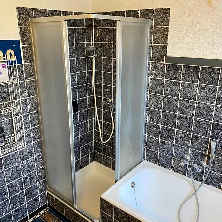 - - Einfache Monteursunterkunft *