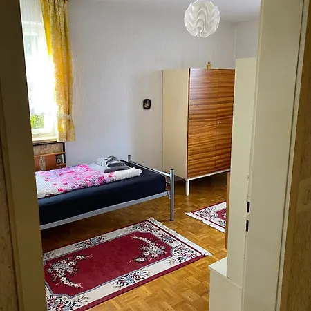 - - Einfache Monteursunterkunft
